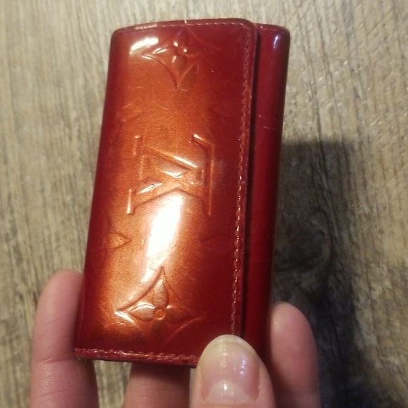 LOUIS VUITTON Red vernis Key Holder - Picture 4 of 17